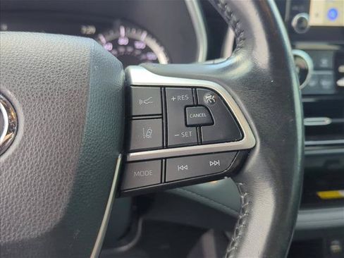 Used 2023 Toyota Highlander XSE FWD image 14