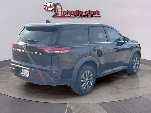Used 2025 Nissan Pathfinder S FWD image 5