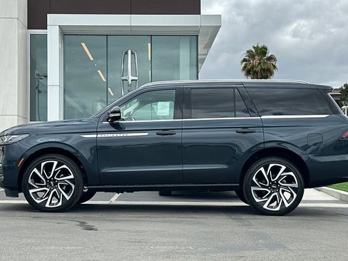 New 2026 Lincoln Navigator Reserve AWD/4WD image 6
