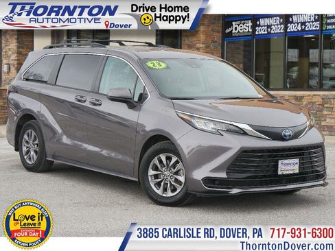 Used 2023 Toyota Sienna LE image 1