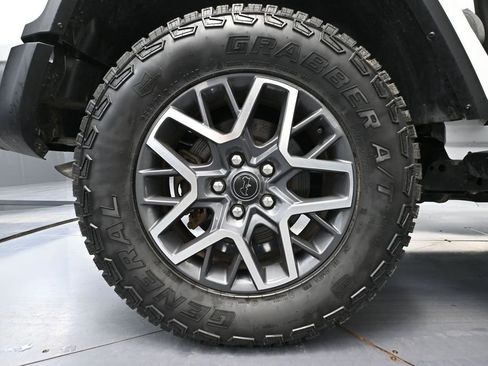 Used 2024 Jeep Wrangler Unlimited Sahara w/ Technology Group AWD/4WD image 18
