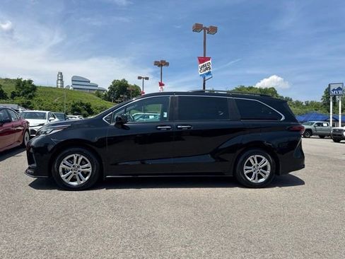 Used 2023 Toyota Sienna XSE w/ XSE Plus Package AWD/4WD image 3