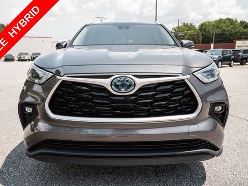 Used 2022 Toyota Highlander XLE FWD image 2