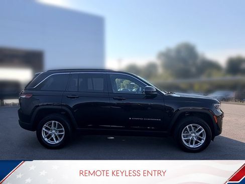 Used 2024 Jeep Grand Cherokee Laredo X AWD/4WD image 4
