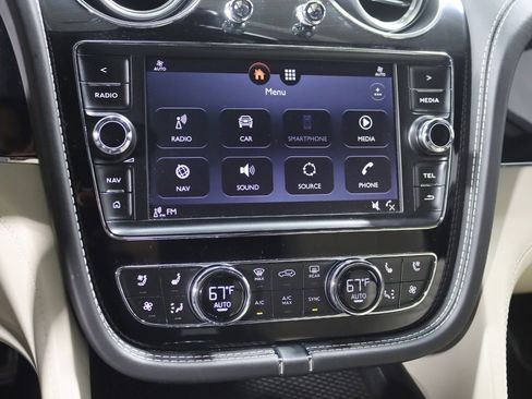 Used 2017 Bentley Bentayga AWD/4WD image 25