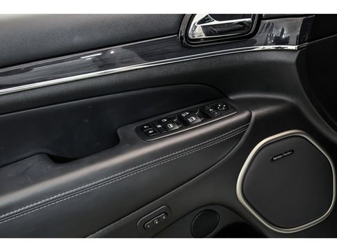 Used 2020 Jeep Grand Cherokee Overland AWD/4WD image 10