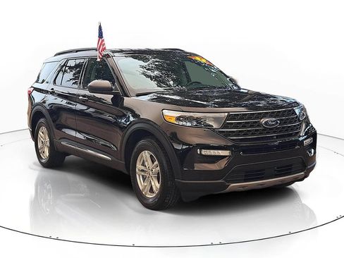 Used 2022 Ford Explorer XLT w/ Equipment Group 202A AWD/4WD image 4