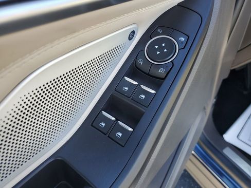 Used 2020 Ford Explorer Platinum w/ Premium Technology Package image 28