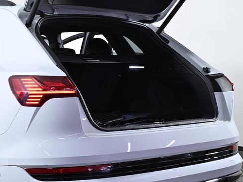 Used 2022 Audi e-tron Chronos image 34