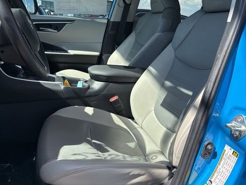 Used 2020 Toyota RAV4 XLE Premium image 9