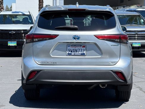 Used 2021 Toyota Highlander XLE AWD/4WD image 4