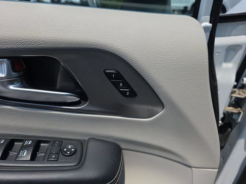 Used 2023 Chrysler Pacifica Touring-L FWD image 17