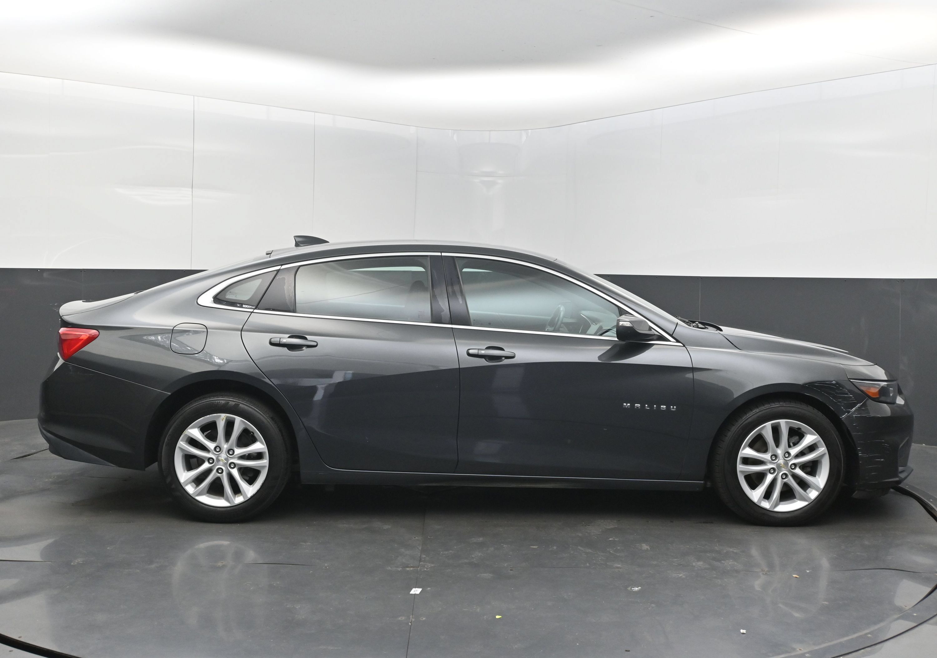 Used 2017 Chevrolet Malibu LT w/ Leather Package FWD image 10