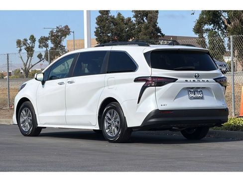 Used 2025 Toyota Sienna XLE FWD image 6