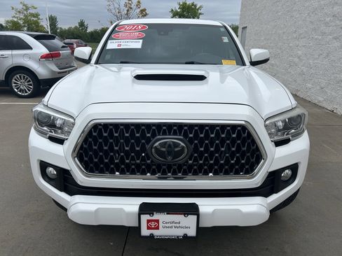 Used 2018 Toyota Tacoma TRD Sport AWD/4WD image 2