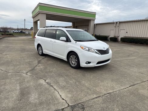 Used 2013 Toyota Sienna XLE image 15