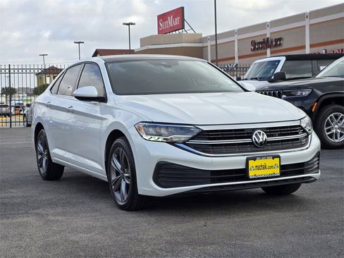 Used 2023 Volkswagen Jetta SE image 3