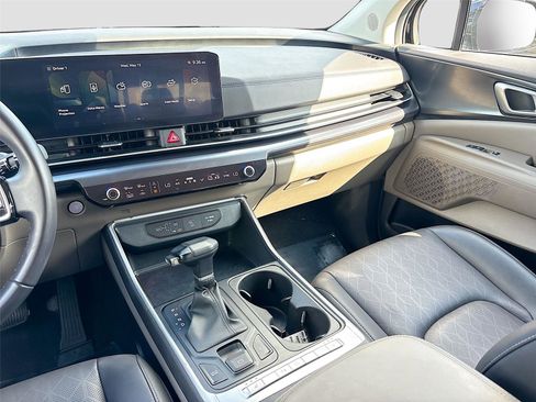 Used 2025 Kia Carnival FWD image 23