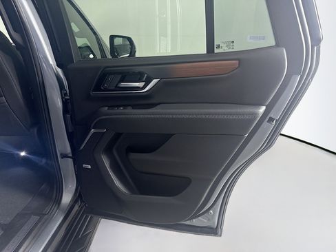 Used 2025 GMC Yukon Denali RWD image 28