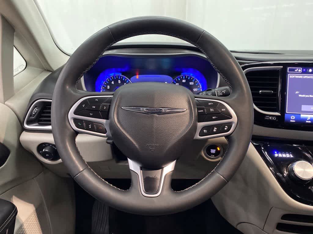 Used 2024 Chrysler Pacifica Touring-L FWD image 18