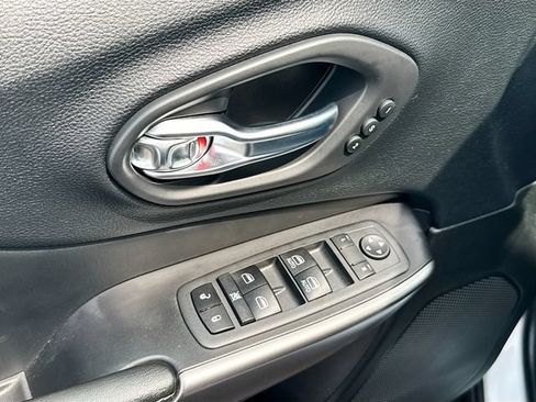 Used 2020 Jeep Cherokee Limited AWD/4WD image 23