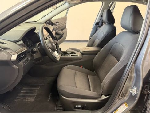 Used 2025 Nissan Altima 2.5 SV FWD image 12