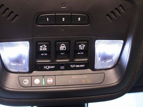 Used 2023 Chevrolet Traverse RS image 30