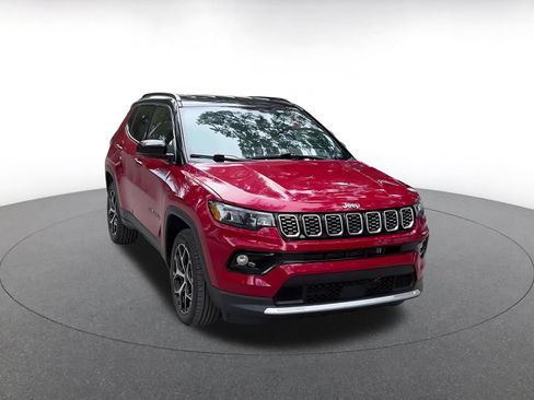 Used 2025 Jeep Compass Limited AWD/4WD image 3