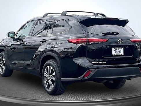 Used 2021 Toyota Highlander XLE FWD image 2
