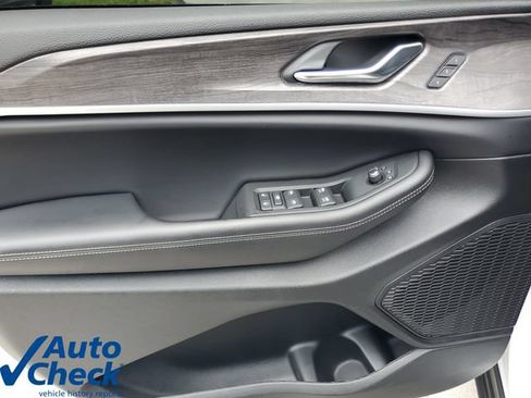Used 2025 Jeep Grand Cherokee Limited RWD image 20