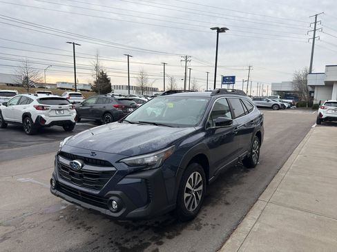 Used 2025 Subaru Outback Premium w/ Popular Package #1A image 7