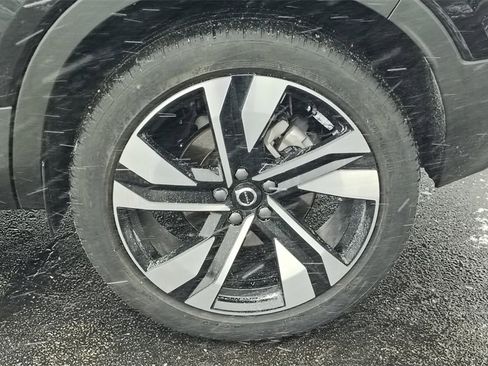 Used 2024 Volvo XC40 B5 Plus w/ Protection Package Premier image 29