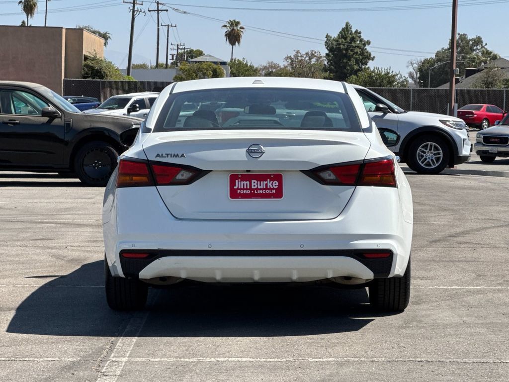 Used 2025 Nissan Altima 2.5 SV FWD image 4