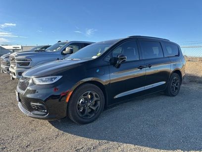 Used 2025 Chrysler Pacifica Premium