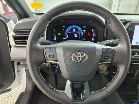 Used 2025 Toyota Camry SE FWD image 13
