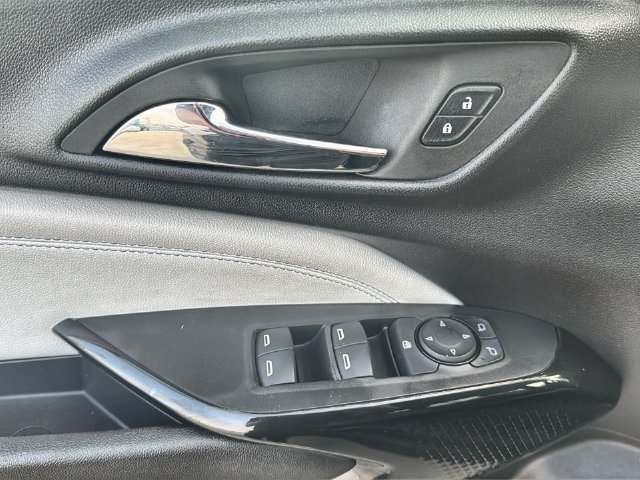 Used 2025 Chevrolet Trax LT FWD image 21