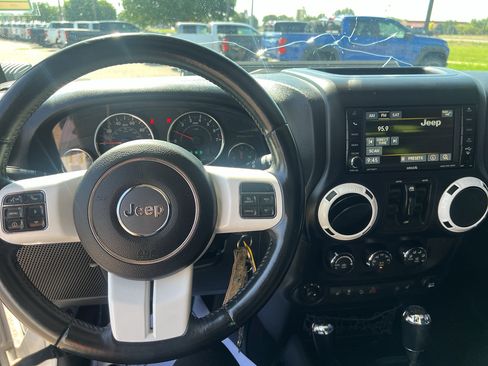 Used 2015 Jeep Wrangler Unlimited Sahara AWD/4WD image 9