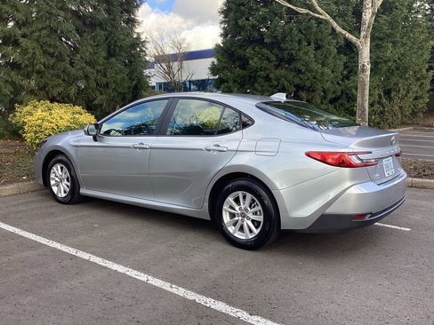 Used 2025 Toyota Camry LE w/ Convenience Package image 8
