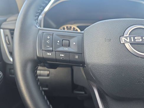 Used 2025 Nissan Rogue SV FWD image 17
