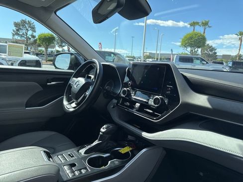 Certified 2024 Toyota Highlander XLE image 23