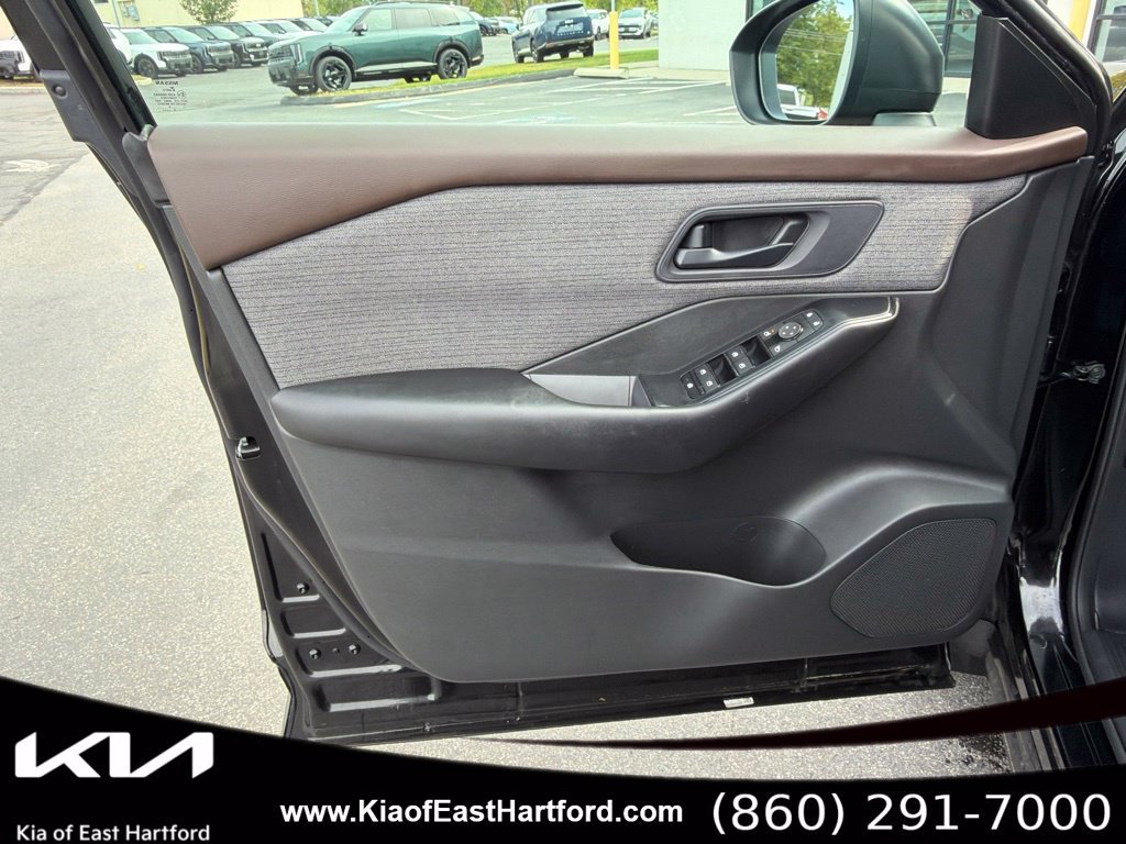 Used 2023 Nissan Rogue S AWD/4WD image 30