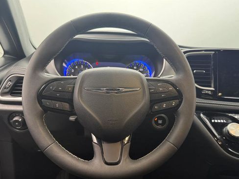 Certified 2024 Chrysler Pacifica Touring-L image 7