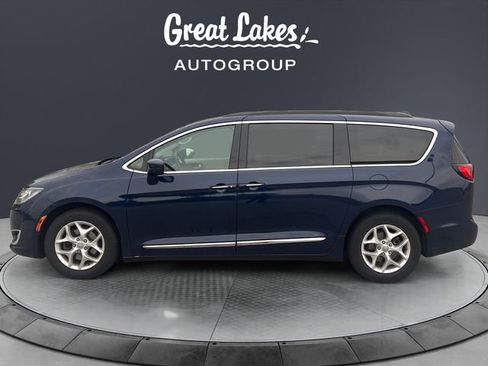 Used 2017 Chrysler Pacifica Touring-L w/ Tire & Wheel Group FWD image 2