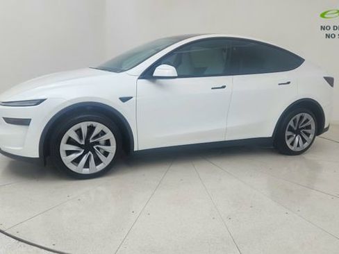 Used 2026 Tesla Model Y Long Range RWD image 3