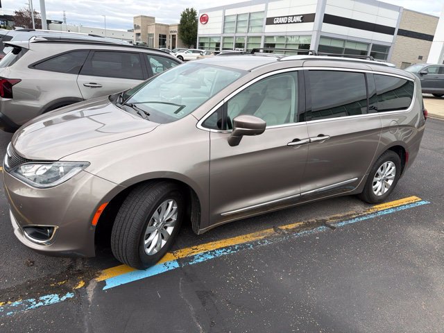 Used 2018 Chrysler Pacifica Touring-L Plus FWD image 3