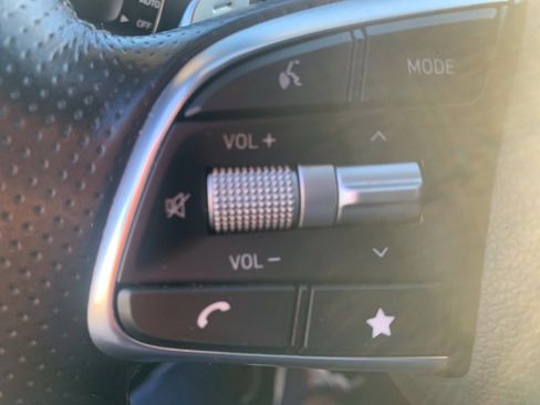 Used 2023 Genesis G70 2.0T image 21