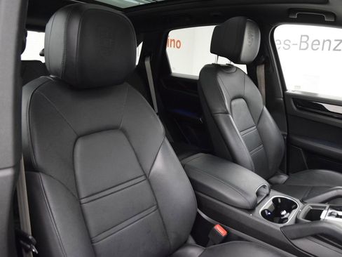 Used 2022 Porsche Cayenne AWD/4WD image 18