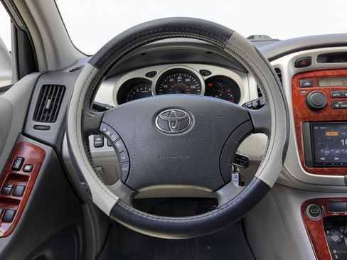Used 2004 Toyota Highlander Limited w/ Towing Prep Pkg FWD image 10
