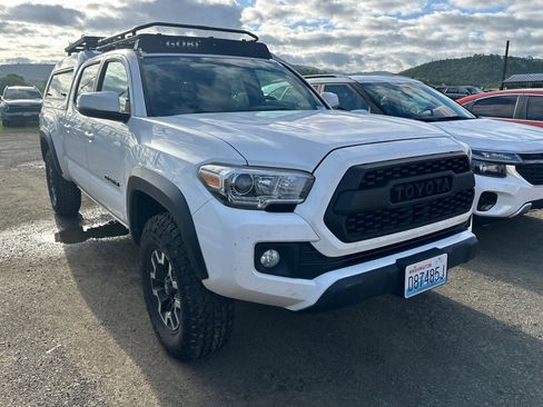 Used 2016 Toyota Tacoma TRD Off-Road image 2