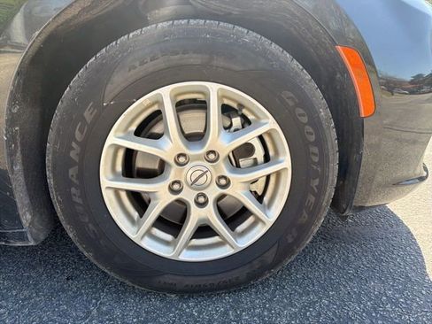 Used 2023 Chrysler Pacifica Touring-L image 9